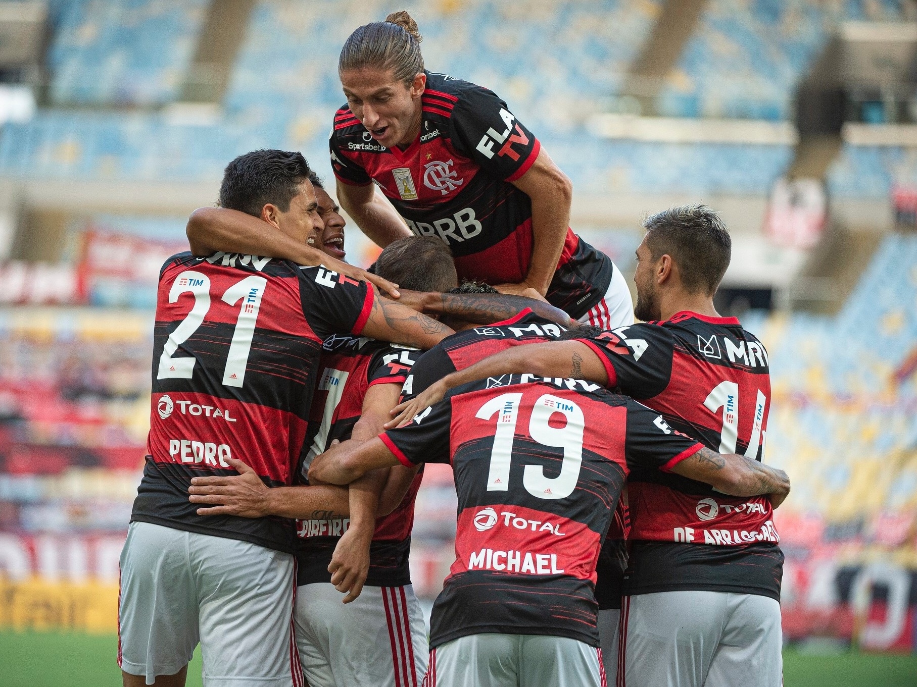 jogadores-do-flamengo-celebram-gol-contra-o-fortaleza-1599354107538_v2_4x3